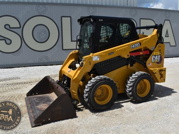 2023-caterpillar-242d3-image-10