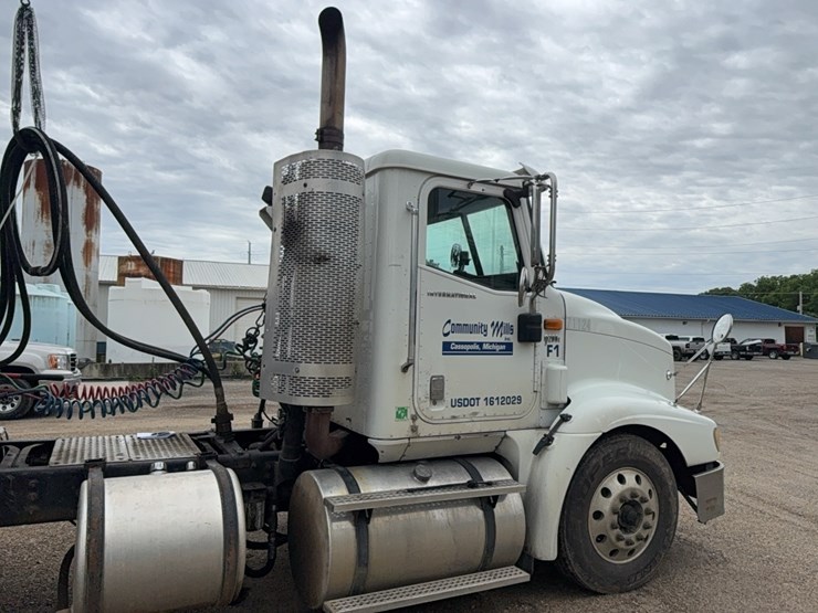 2011-ih-9200-pro-star-semi-tractor-image-3