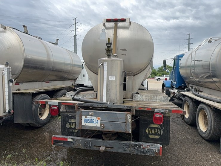 2011-freightliner-liquid-tender-truck-image-5