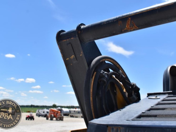 2023-caterpillar-299d3-image-32
