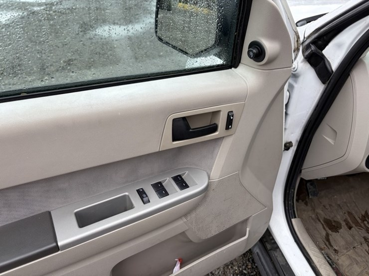 2012-ford-escape-image-23