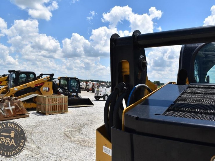 2023-caterpillar-242d3-image-30