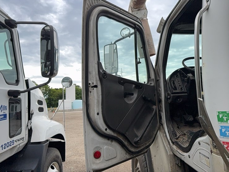 2007-freightliner-bulk-feed-truck-image-33