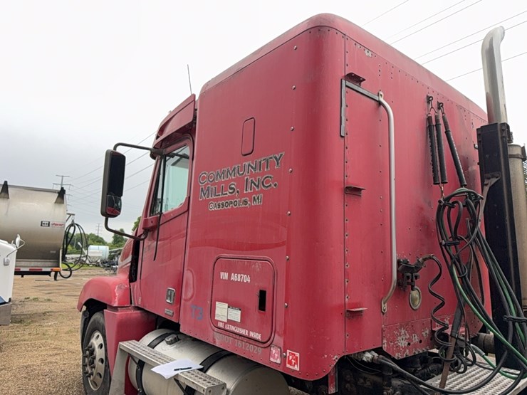 1999-freightliner-century-series-semi-tractor-image-25