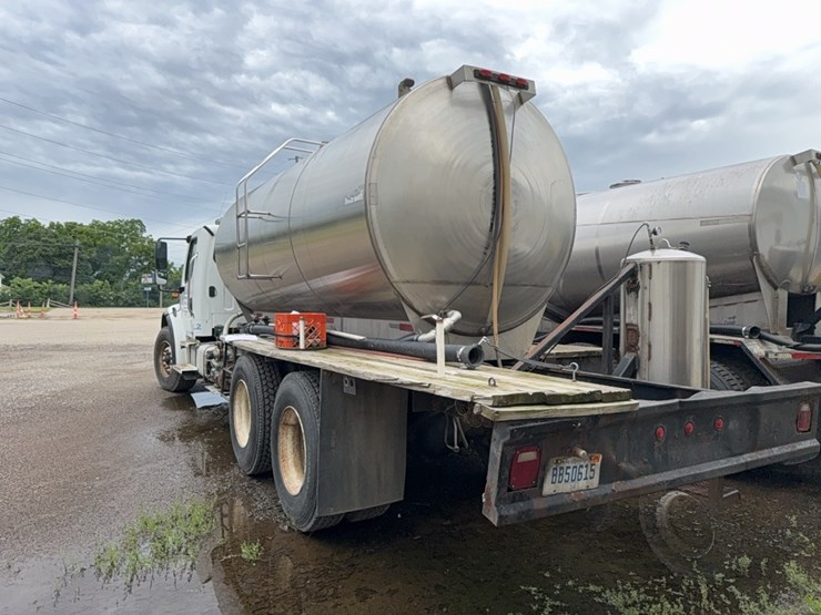 2004-freightliner-liquid-tender-truck-image-6