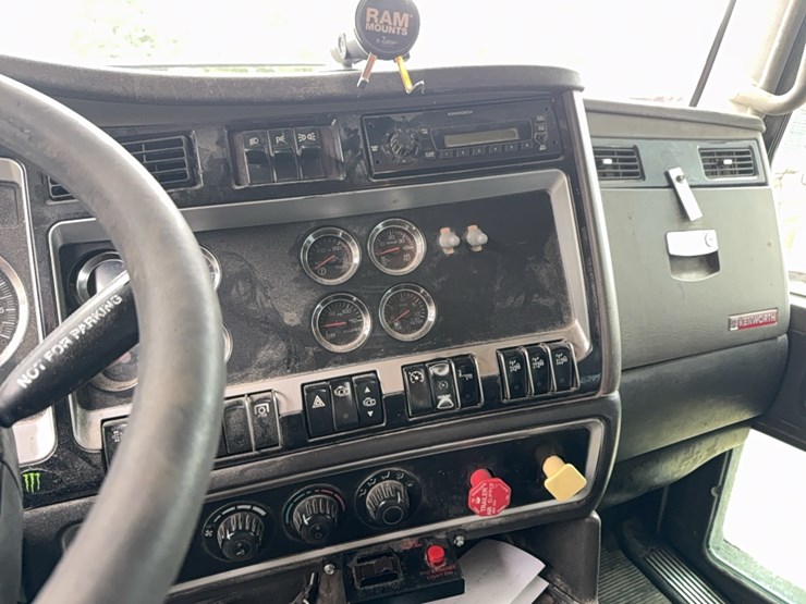 2010-kenworth-bulk-feed-truck-image-36