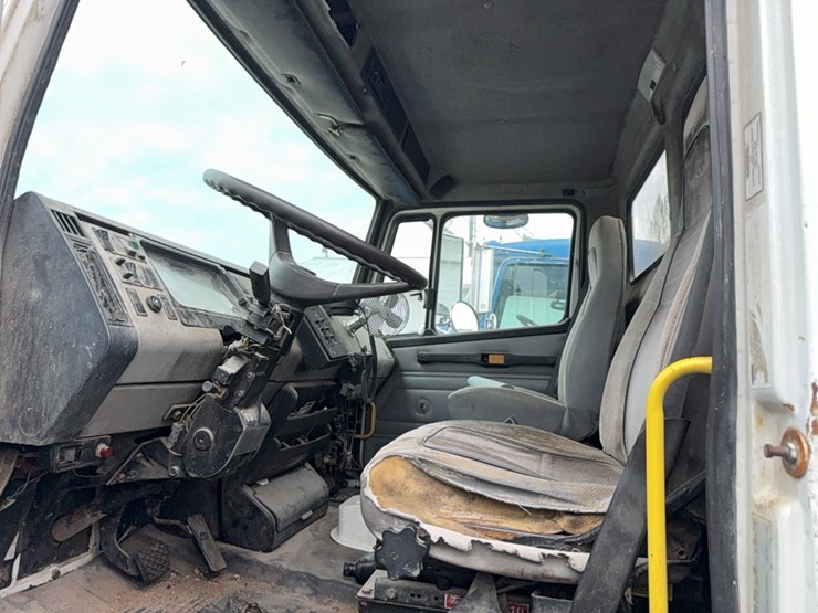 2011-freightliner-liquid-tender-truck-image-26