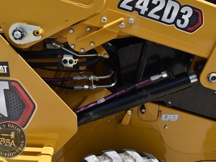 2023-caterpillar-242d3-image-39