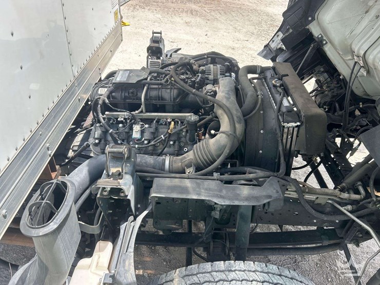 2017-isuzu-npr-image-9