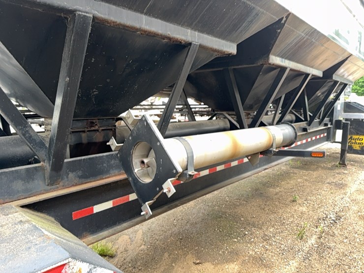 2010-behnke-b&b-dry-fert-trailer-image-16