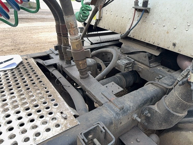 2011-ih-9200-pro-star-semi-tractor-image-22