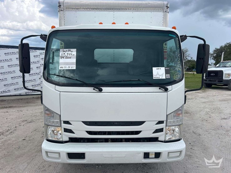 2017-isuzu-npr-image-38