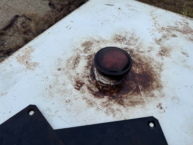 #5531-•-ih-front-fuel-tank-with-brackets-and-headlight-covers-image-5