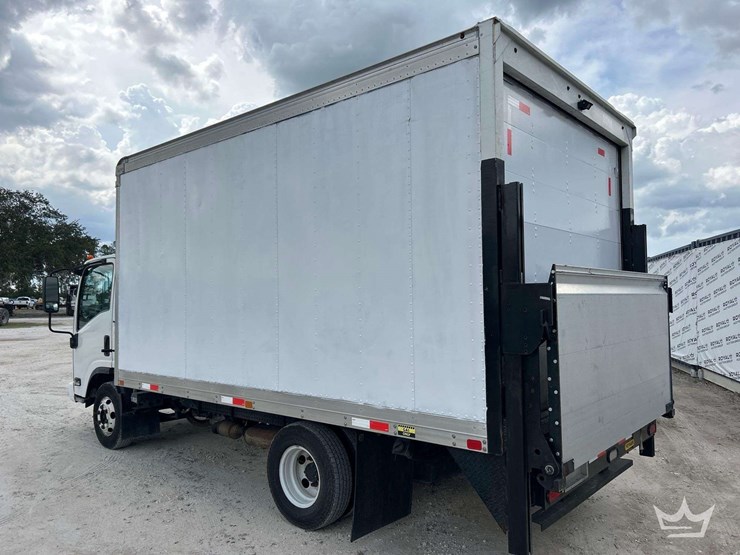 2017-isuzu-npr-image-37