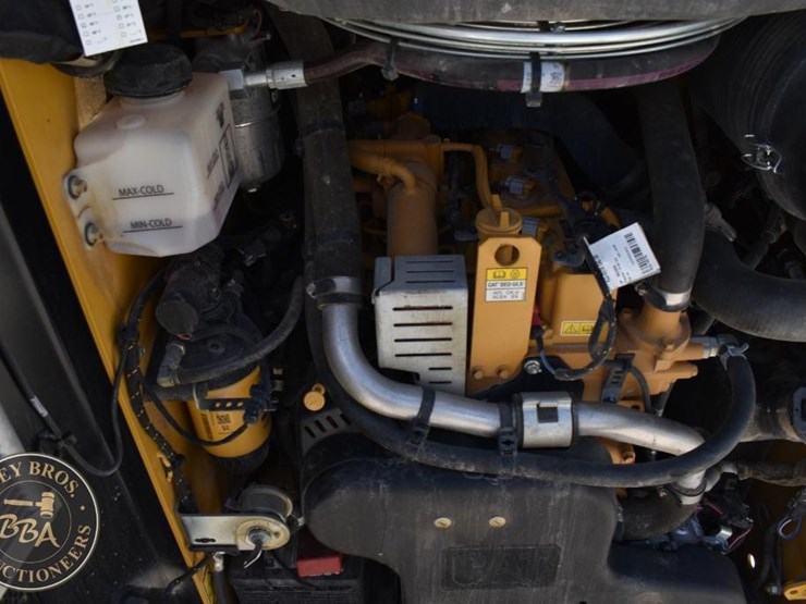 2023-caterpillar-242d3-image-30