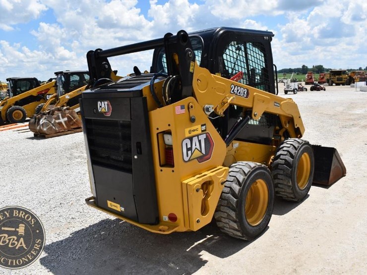 2023-caterpillar-242d3-image-16