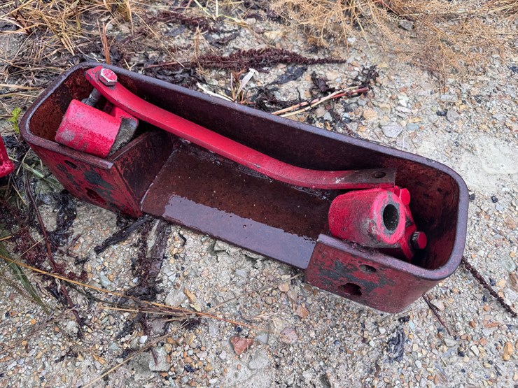 #5537-•-front-weight-bracket-ih-tractor-image-1