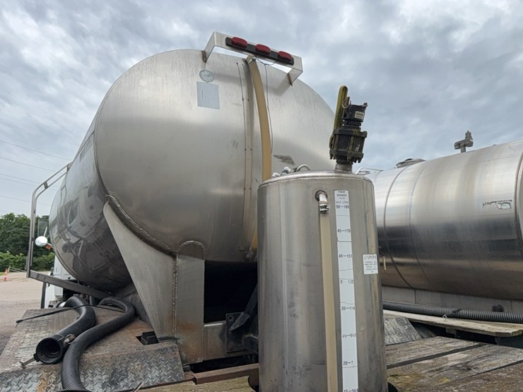 2011-freightliner-liquid-tender-truck-image-13