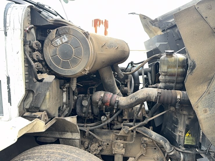 2011-ih-9200-pro-star-semi-tractor-image-25