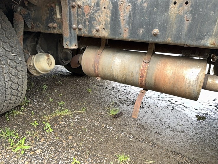 2004-freightliner-liquid-tender-truck-image-12