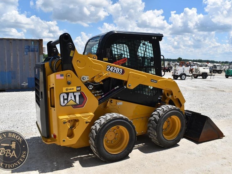 2023-caterpillar-242d3-image-17