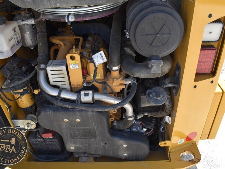 2023-caterpillar-242d3-image-32
