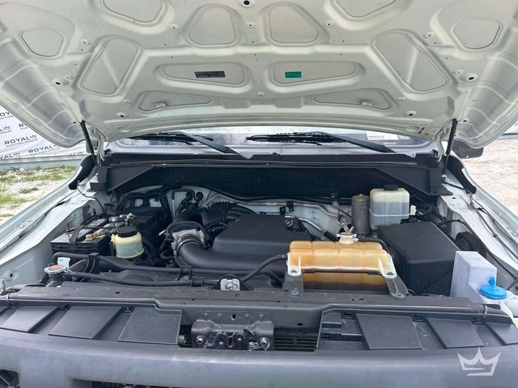 2017-nissan-nv2500hd-image-9