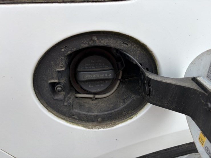 2015-chevrolet-volt-hybrid-sedan-image-17