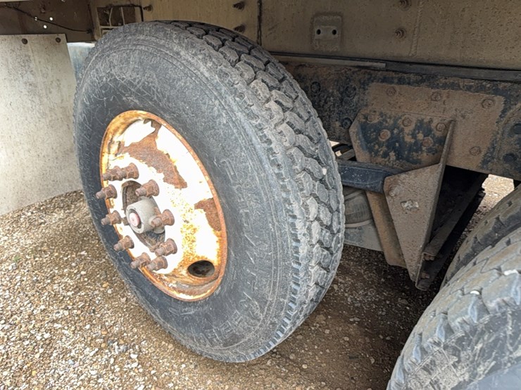 2010-kenworth-bulk-feed-truck-image-15