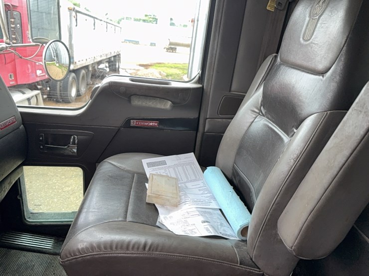 2010-kenworth-bulk-feed-truck-image-37