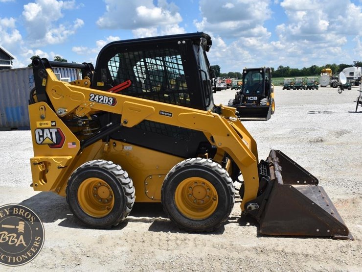 2023-caterpillar-242d3-image-15
