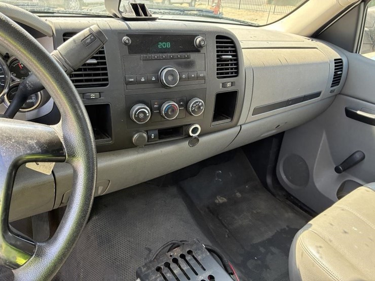 2013-chevrolet-silverado-2500-image-18