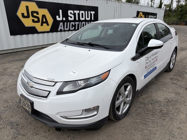 2015-chevrolet-volt-hybrid-sedan-image-1