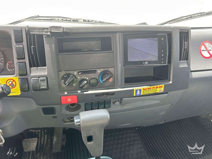 2017-isuzu-npr-image-27