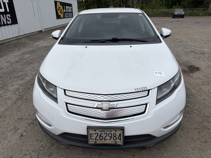 2015-chevrolet-volt-hybrid-sedan-image-8