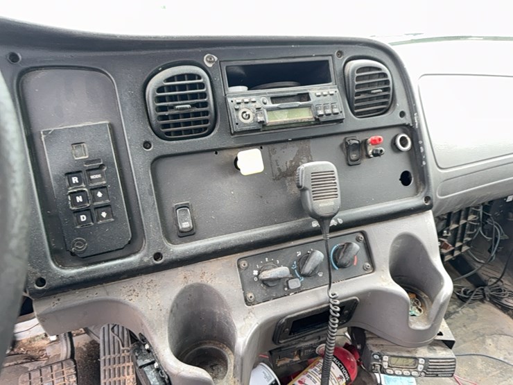 2004-freightliner-liquid-tender-truck-image-31