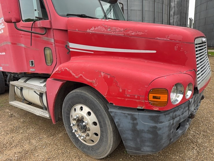 1999-freightliner-century-series-semi-tractor-image-16
