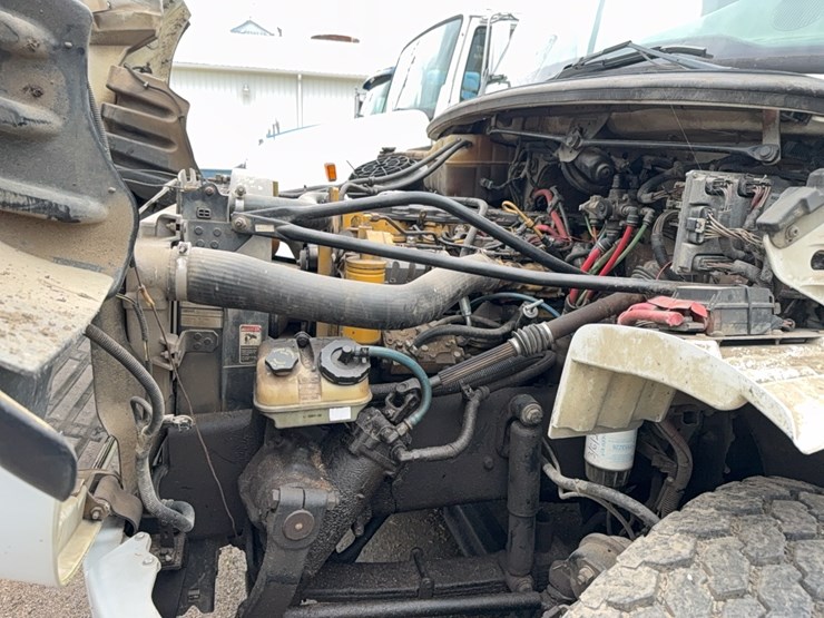 2004-freightliner-liquid-tender-truck-image-25