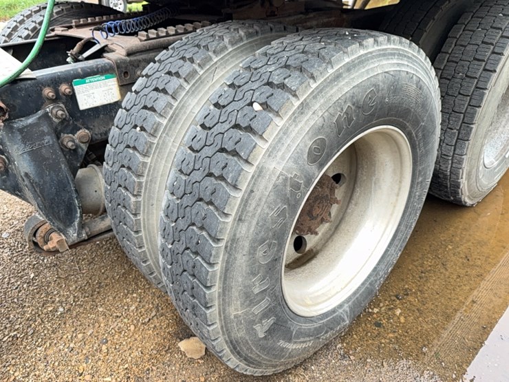 1999-freightliner-century-series-semi-tractor-image-22