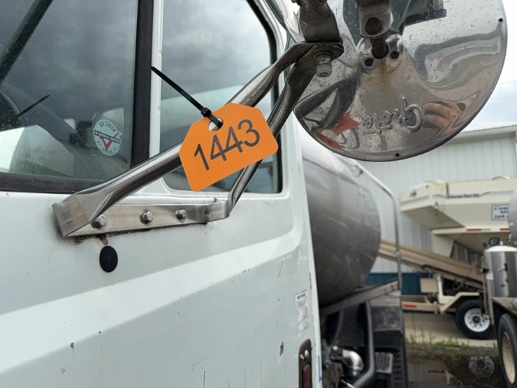 2011-freightliner-liquid-tender-truck-image-22