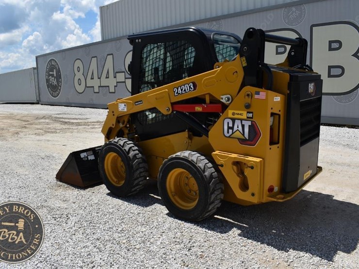 2023-caterpillar-242d3-image-13