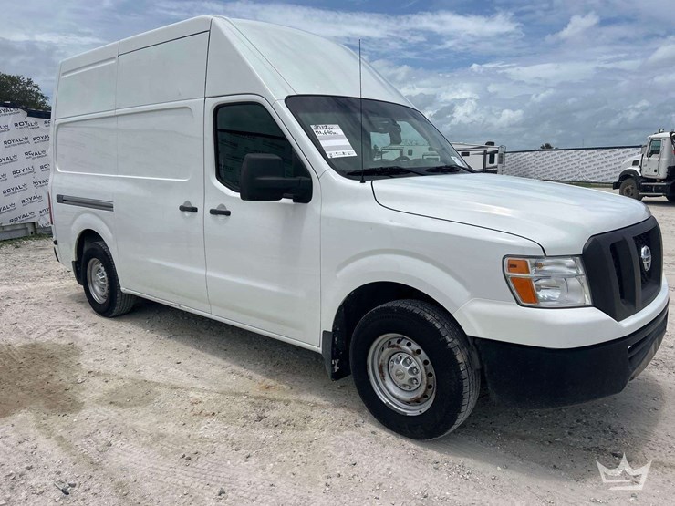 2017-nissan-nv2500hd-image-2