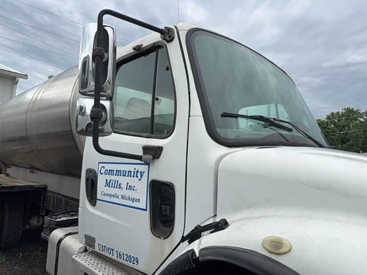 2004-freightliner-liquid-tender-truck-image-9