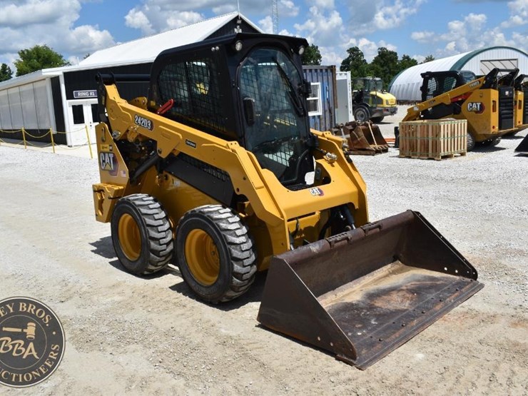 2023-caterpillar-242d3-image-16