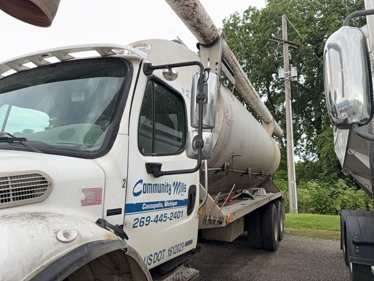 2007-freightliner-bulk-feed-truck-image-11