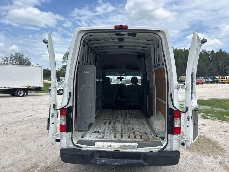2017-nissan-nv2500hd-image-19