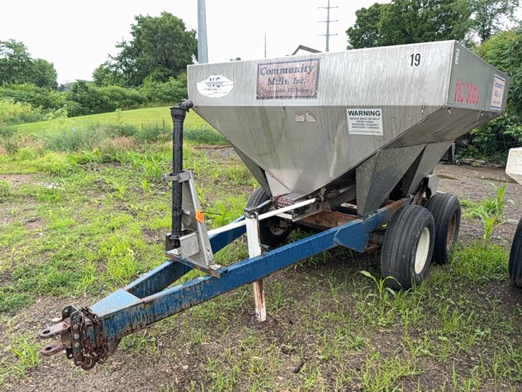 wilmar-pull-type-dry-fert.-spreader-image-1