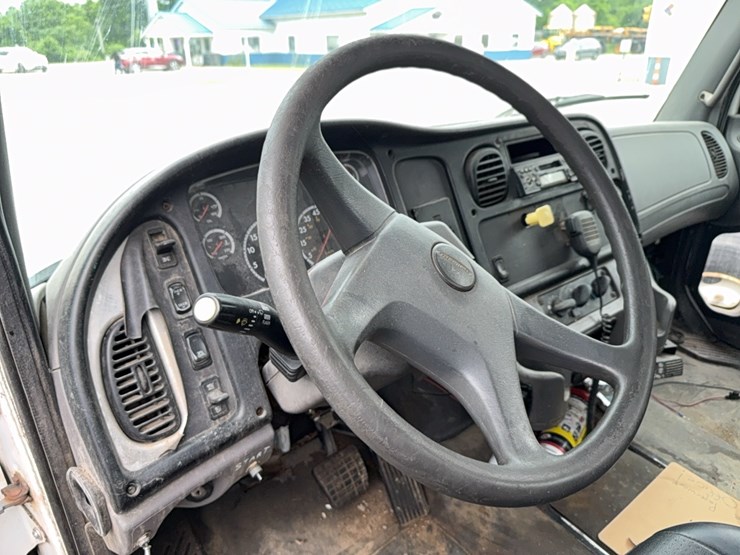 2004-freightliner-liquid-tender-truck-image-30