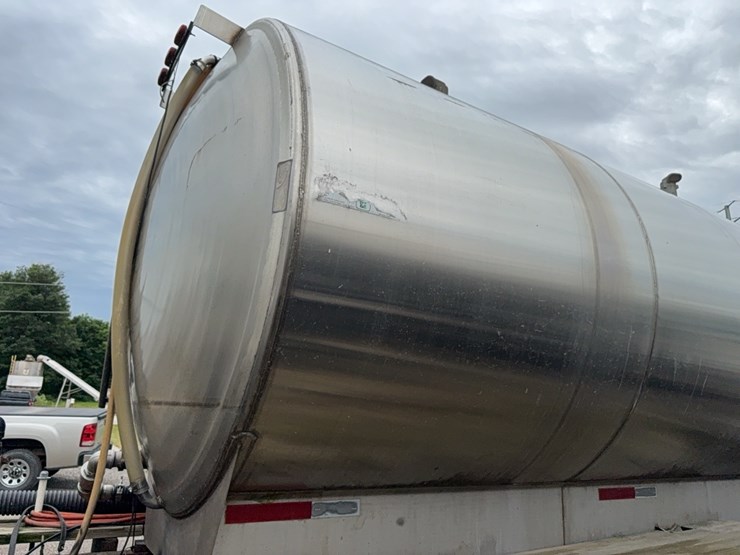 2004-freightliner-liquid-tender-truck-image-16