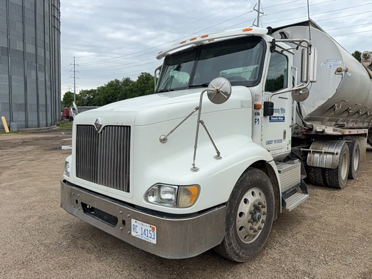 2011-ih-9200-pro-star-semi-tractor-image-1